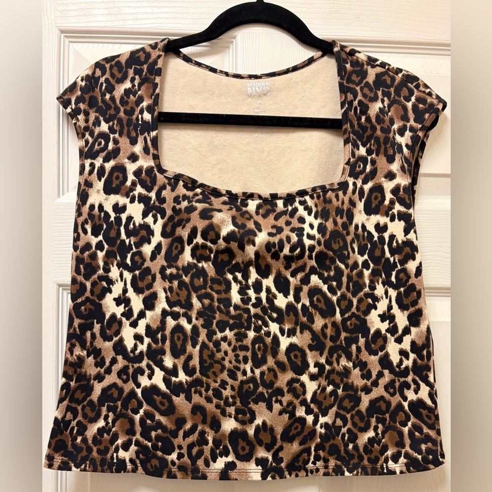 Chic Leopard Print Crop Top with Square Neckline